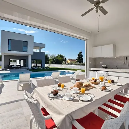 In With Swimming Pool * Pula