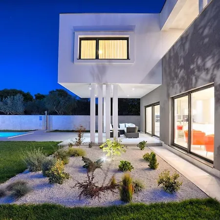 Vila In With Swimming Pool Pula