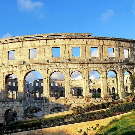 In With Swimming Pool Pula