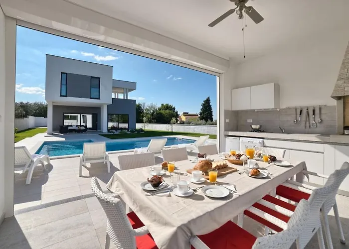 In With Swimming Pool * Pula