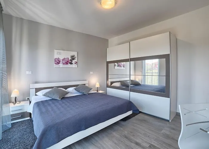 In With Swimming Pool Vila Pula