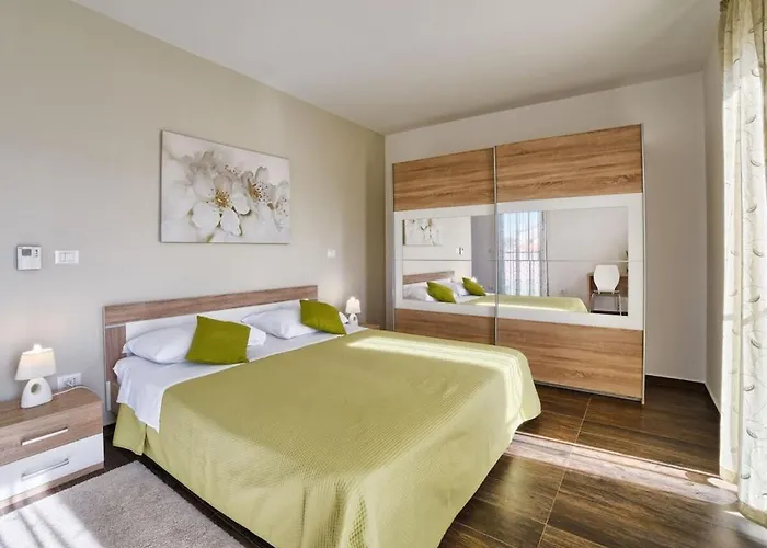 In With Swimming Pool Villa *