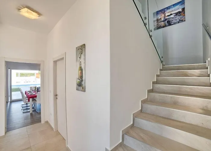 In With Swimming Pool Villa Pula