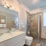 Вілла In With Swimming Pool Пула