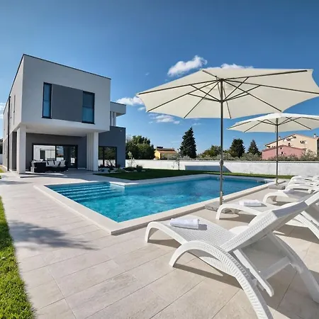 Villa In Pula With Swimming Pool Pula