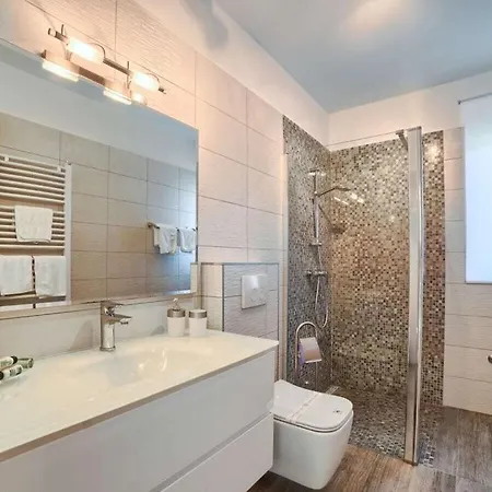 Vila In With Swimming Pool Pula