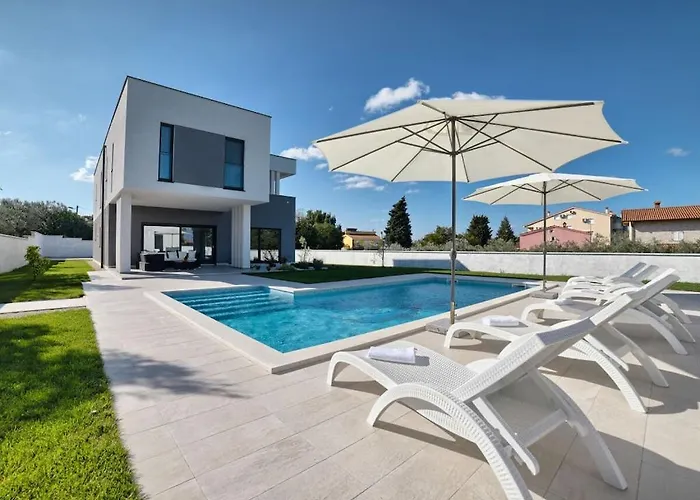 Villa In Pula With Swimming Pool Pula