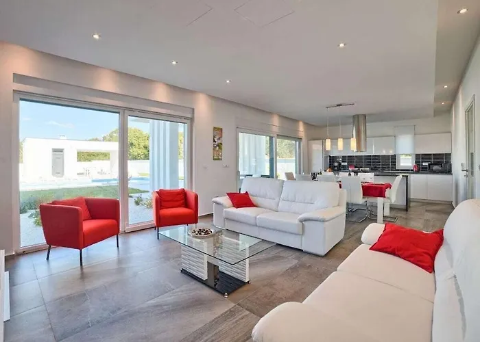 Vila In Pula With Swimming Pool *