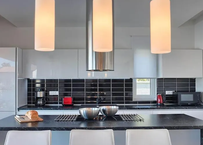 In Pula With Swimming Pool * Pula