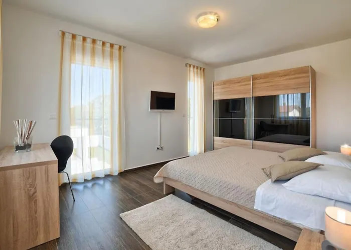 Vila In Pula With Swimming Pool