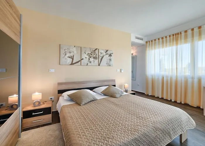 In Pula With Swimming Pool Pula