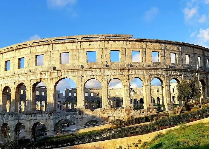 In Pula With Swimming Pool Pula